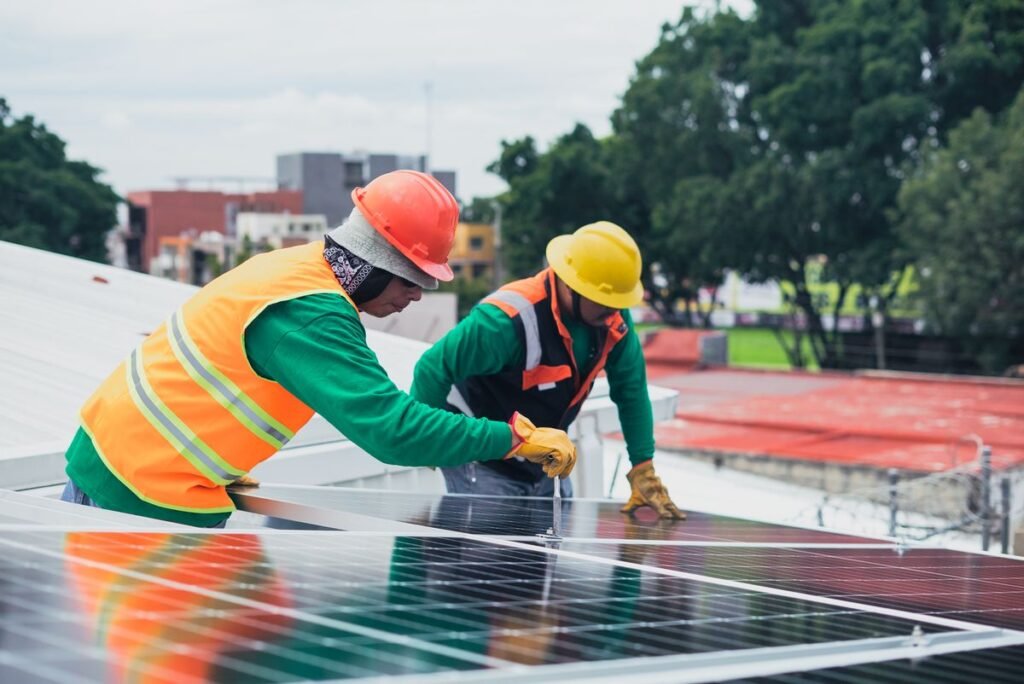 Électricien travaillant sur une installation liée à la rénovation énergétique