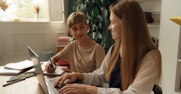 Adolescents travaillant ensemble sur leurs devoirs avec des ordinateurs portables