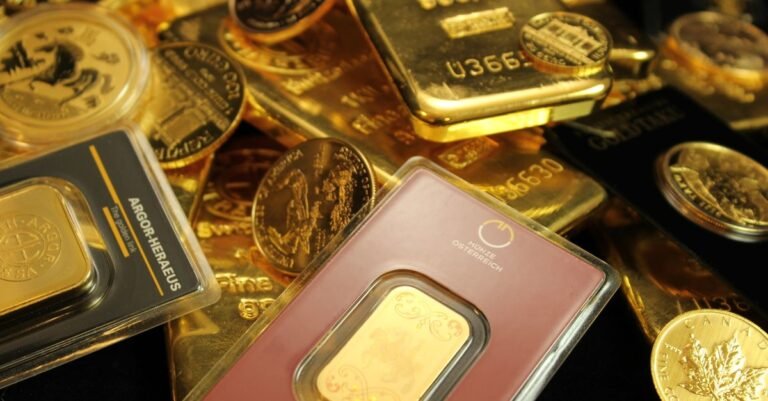 Rachat d’or sur la Côte d’Azur : ce qui explique la densité de comptoirs entre Nice et Cannes Lingots d’or et pièces d’or d’investissement empilés