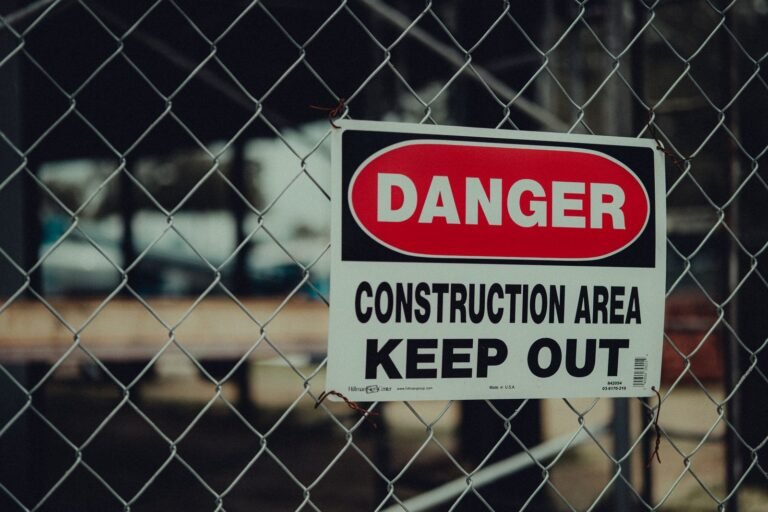Panneau d avertissement sur la clôture d un chantier