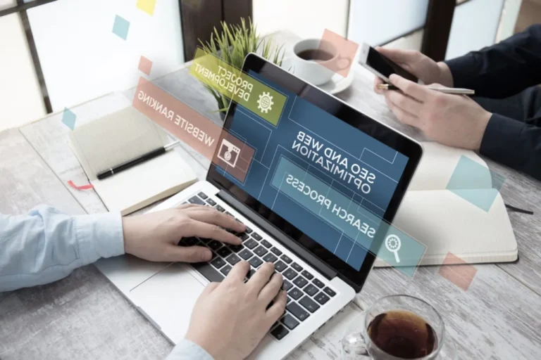 Équipe travaillant sur un projet web et SEO